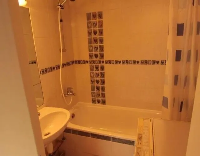 2 In 4 Проживание в семье *